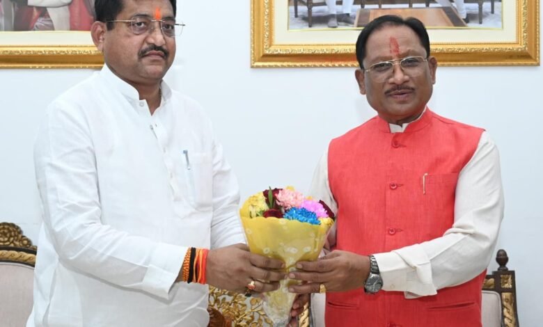 मुख्यमंत्री से उत्तरप्रदेश के राज्यमंत्री श्री रामकेश निषाद ने सौजन्य मुलाकात की