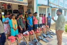 कलेक्टर ने लाइवलीहुड कॉलेज में 32 पुनर्वासित युवाओं को मेसन किट वितरण किया