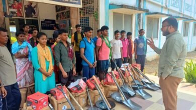 कलेक्टर ने लाइवलीहुड कॉलेज में 32 पुनर्वासित युवाओं को मेसन किट वितरण किया