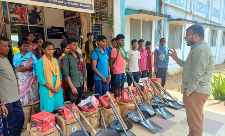 कलेक्टर ने लाइवलीहुड कॉलेज में 32 पुनर्वासित युवाओं को मेसन किट वितरण किया कलेक्टर ने लाइवलीहुड कॉलेज में 32 पुनर्वासित युवाओं को मेसन किट वितरण किया