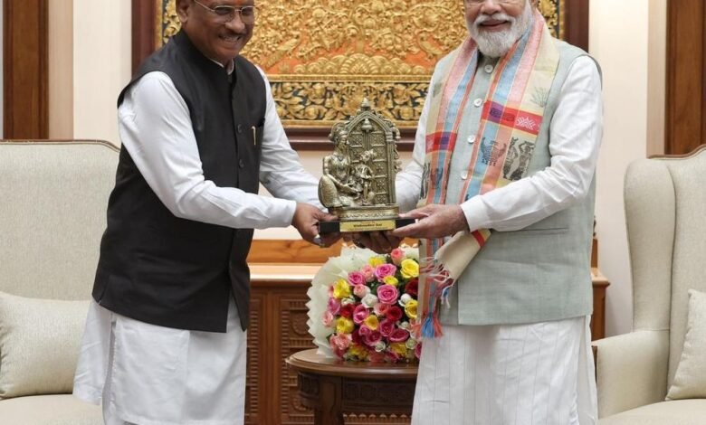 प्रभु श्रीराम के आदर्शों से प्रेरित छत्तीसगढ़ : मुख्यमंत्री श्री साय ने प्रधानमंत्री श्री नरेंद्र मोदी को बेल मेटल निर्मित ‘माता कौशल्या के राम’ कलाकृति की भेंट प्रभु श्रीराम के आदर्शों से प्रेरित छत्तीसगढ़ : मुख्यमंत्री श्री साय ने प्रधानमंत्री श्री नरेंद्र मोदी को बेल मेटल निर्मित ‘माता कौशल्या के राम’ कलाकृति की भेंट