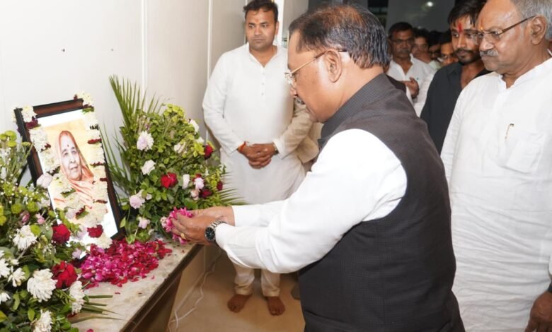 मुख्यमंत्री श्री विष्णु देव साय ने स्वर्गीय श्रीमती प्रेमलता अग्रवाल को दी श्रद्धांजलि