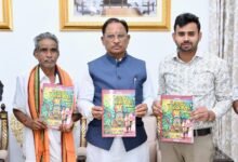 मुख्यमंत्री श्री विष्णुदेव साय ने पद्मश्री जागेश्वर यादव के जीवन पर आधारित पुस्तक “बिरहोर जननायक” का किया विमोचन