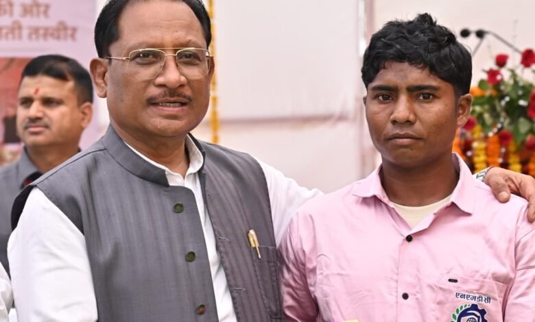 मुख्यमंत्री श्री विष्णु देव साय ने पुनर्वास केंद्र का किया अवलोकन, पुनर्वासितों से किया आत्मीय संवाद