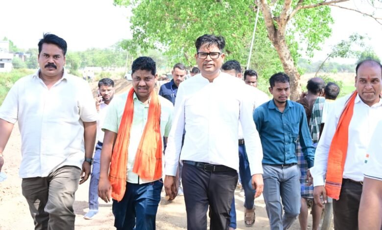 वित्त मंत्री श्री ने पुसौर में लाइब्रेरी, पुष्पवाटिका एवं तालाब सौंदर्यीकरण कार्यों का किया निरीक्षण