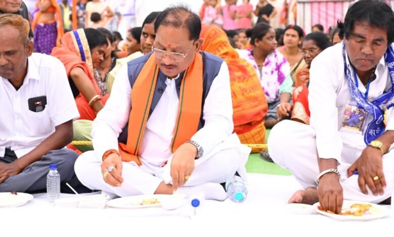 संविधान के मूल्यों को जन-जन तक पहुंचाने का संकल्प: समरसता भोज में शामिल हुए मुख्यमंत्री श्री साय