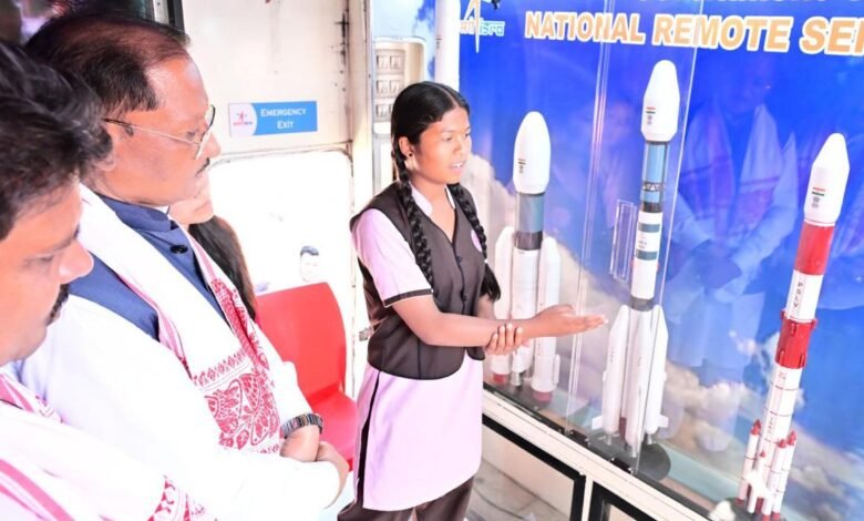 “स्पेस ऑन व्हील्स” बना जशपुर के बच्चों के लिए अंतरिक्ष ज्ञान का चलता-फिरता विद्यालय