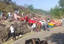 जम्मू-कश्मीर में तेज रफ्तार यात्री बस अनियंत्रित होकर पलटी, 16 लोगों की मौत