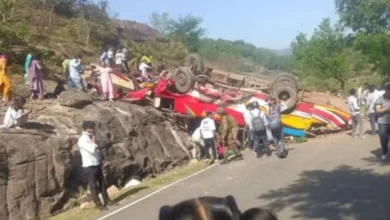 जम्मू-कश्मीर में तेज रफ्तार यात्री बस अनियंत्रित होकर पलटी, 16 लोगों की मौत