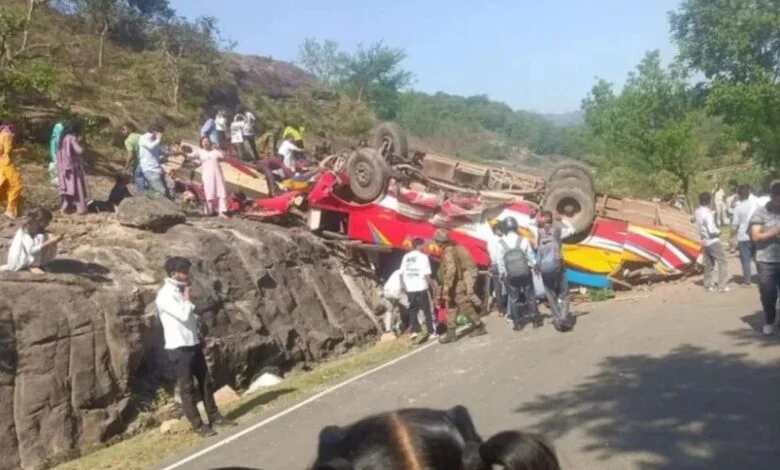 जम्मू-कश्मीर में तेज रफ्तार यात्री बस अनियंत्रित होकर पलटी, 16 लोगों की मौत