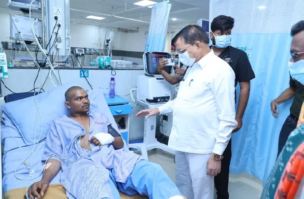 सिंघीतराई प्लांट हादसा: कैबिनेट मंत्री देवांगन ने घायलों का जाना हालचाल, बेहतर उपचार के दिए निर्देश