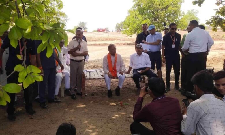 मुख्यमंत्री श्री विष्णु देव साय ने बरगद के पेड़ के नीचे लगाई चौपाल, सुनी ग्रामीणों की समस्याएं