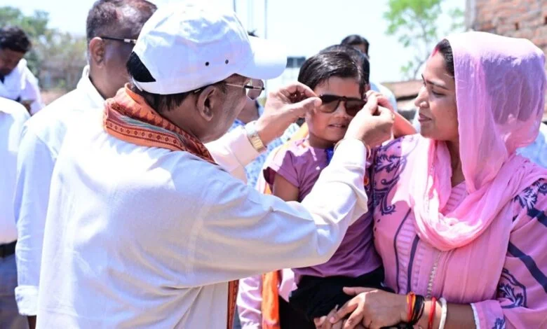 नन्हीं मानविका के सपनों को मिला मुख्यमंत्री का स्नेहिल स्पर्श, भैंसामुड़ा में आत्मीय मुलाकात ने जीता सबका दिल