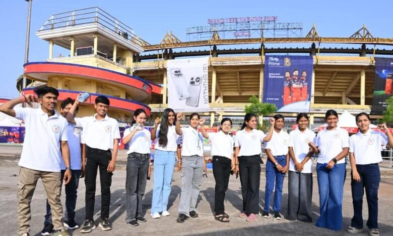 मेधावी विद्यार्थियों ने लिया आईपीएल मैच का रोमांच, स्टेडियम में लाइव मैच देखने का अवसर