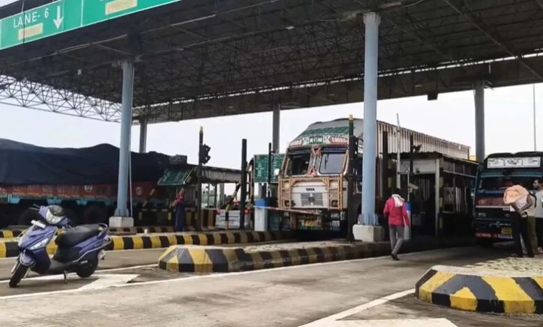 जशपुर में मौसम का कहर: बिजली गिरने से टोल सिस्टम ठप जशपुर में मौसम का कहर: बिजली गिरने से टोल सिस्टम ठप
