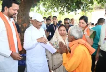 कटहल–गुलमोहर की छांव में सजी चौपाल, मुख्यमंत्री ने सरोधी में सुनी जनता की आवाज