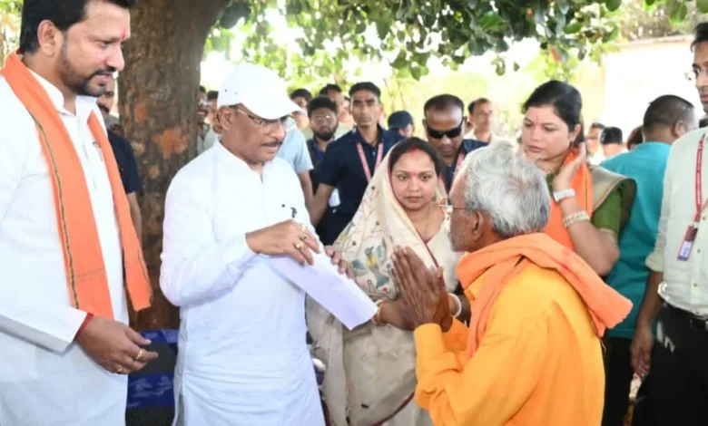 कटहल–गुलमोहर की छांव में सजी चौपाल, मुख्यमंत्री ने सरोधी में सुनी जनता की आवाज
