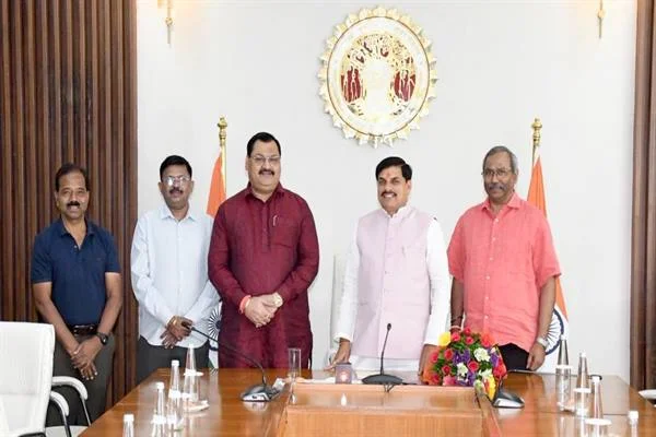 मध्यप्रदेश को हॉकी का वैश्विक केंद्र बनाने के लिए राज्य सरकार प्रतिबद्ध : मुख्यमंत्री मध्यप्रदेश को हॉकी का वैश्विक केंद्र बनाने के लिए राज्य सरकार प्रतिबद्ध : मुख्यमंत्री