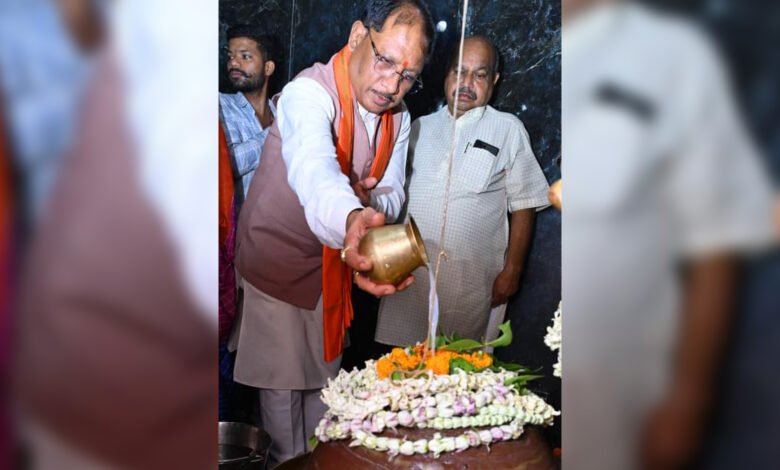 मुख्यमंत्री ने हाटकेश्वर महादेव मंदिर में पूजा-अर्चना कर प्रदेशवासियों के सुख समृद्धि की कामना की