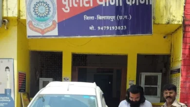 चलती कार की छत पर युवती को बैठाकर स्टंटबाजी, चालक पुलिस की गिरफ्त में