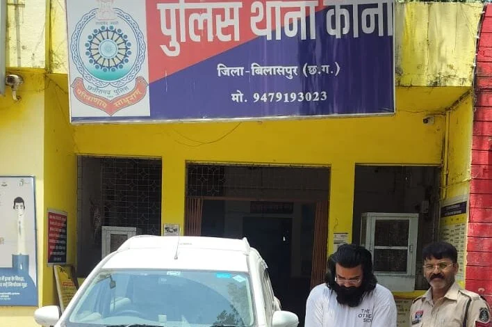 चलती कार की छत पर युवती को बैठाकर स्टंटबाजी, चालक पुलिस की गिरफ्त में चलती कार की छत पर युवती को बैठाकर स्टंटबाजी, चालक पुलिस की गिरफ्त में