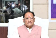 मुख्यमंत्री ने PWD के अधिकारी को लगाई फटकार, कहा- मीटिंग से निकलकर बाहर जाओ और अपने सचिव से बात करके सही जानकारी बताओ