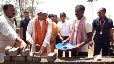 मुख्यमंत्री ने ईंट जोड़कर किया श्रमदान