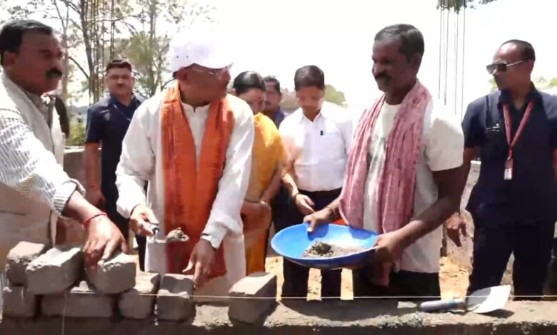 मुख्यमंत्री ने ईंट जोड़कर किया श्रमदान