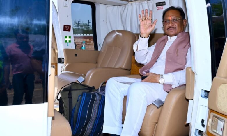 सरगुजा जिले के ग्राम सिलमा में अचानक उतरा मुख्यमंत्री श्री साय का हेलीकॉप्टर
