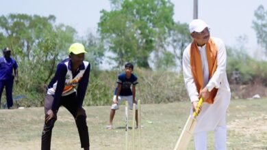 जब मुख्यमंत्री उतरे मैदान में: सुशासन तिहार में बच्चों संग खेला क्रिकेट, बढ़ाया हौसला