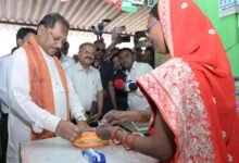 मुख्यमंत्री श्री साय ने खुद चुकाया सामान का मूल्य : मुद्रा लोन से शुरू हुई दुकान बनी आत्मनिर्भरता की मिसाल