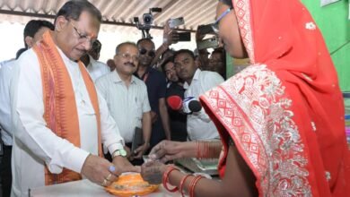 मुख्यमंत्री श्री साय ने खुद चुकाया सामान का मूल्य : मुद्रा लोन से शुरू हुई दुकान बनी आत्मनिर्भरता की मिसाल