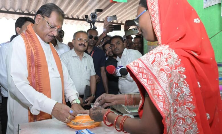 मुख्यमंत्री श्री साय ने खुद चुकाया सामान का मूल्य : मुद्रा लोन से शुरू हुई दुकान बनी आत्मनिर्भरता की मिसाल
