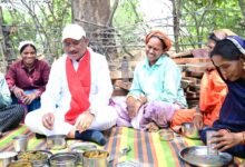 भोजन के साथ साथ मुख्यमंत्री लेते रहे योजनाओं के क्रियान्वयन का फीडबैक