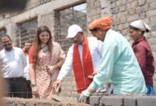 निर्माण स्थल पर मुख्यमंत्री का श्रमदान: श्रमिक बहनों के साथ की ईंट जोड़ाई