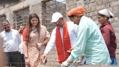 निर्माण स्थल पर मुख्यमंत्री का श्रमदान: श्रमिक बहनों के साथ की ईंट जोड़ाई