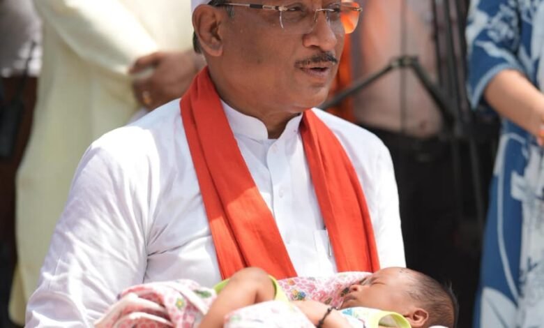 एक माह के नवजात का मुख्यमंत्री ने किया नामकरण, “रविशंकर” नाम से गूंजा गांव का आंगन