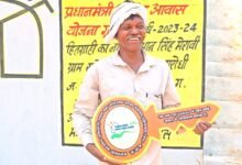 सुशासन तिहार: सरोधी में महिला स्व सहायता समूह ने मुख्यमंत्री को भेंट की स्थानीय उत्पादों की टोकरी