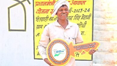 सुशासन तिहार: सरोधी में महिला स्व सहायता समूह ने मुख्यमंत्री को भेंट की स्थानीय उत्पादों की टोकरी