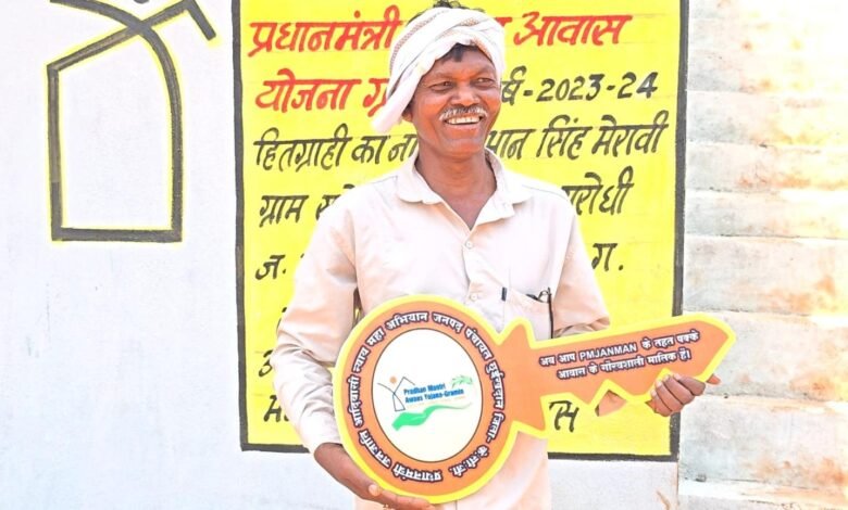 सुशासन तिहार: सरोधी में महिला स्व सहायता समूह ने मुख्यमंत्री को भेंट की स्थानीय उत्पादों की टोकरी