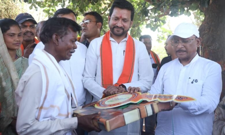 सुशासन तिहार: मुख्यमंत्री श्री विष्णु देव साय ने पीएम जनमन के हितग्राही को सौंपी खुशियों की चाबी