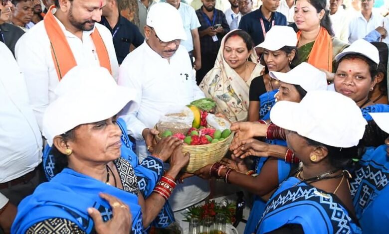सुशासन तिहार: मुख्यमंत्री श्री विष्णु देव साय ने मेधावी छात्र गिरवर पटेल को किया सम्मानित