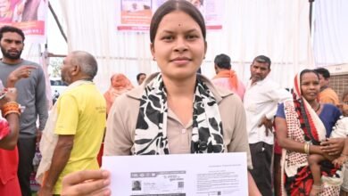 सुशासन तिहार आवेदन के चंद घंटों में कौशिल्या को मिला आयुष्मान कार्ड, खिले चेहरे