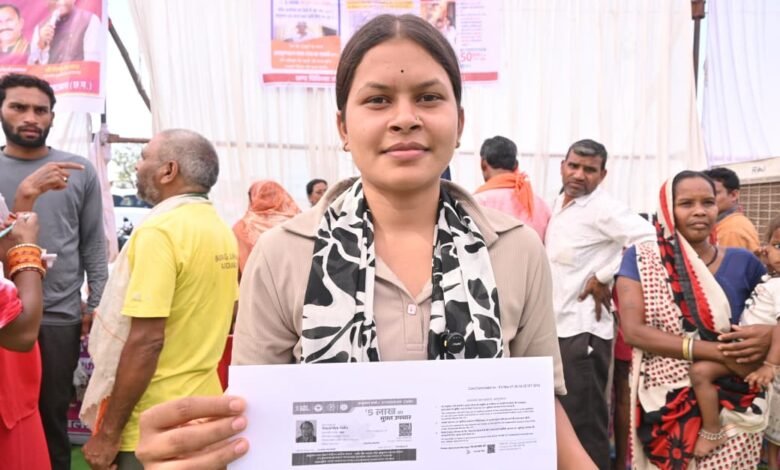 सुशासन तिहार आवेदन के चंद घंटों में कौशिल्या को मिला आयुष्मान कार्ड, खिले चेहरे