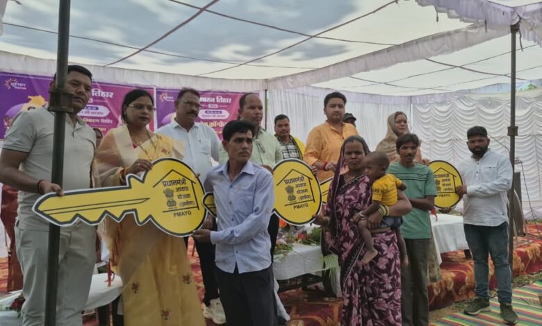सुशासन तिहार 2026: सिमड़ा शिविर में 4 हितग्राहियों को मिली प्रधानमंत्री आवास योजना की खुशियों की चाबी
