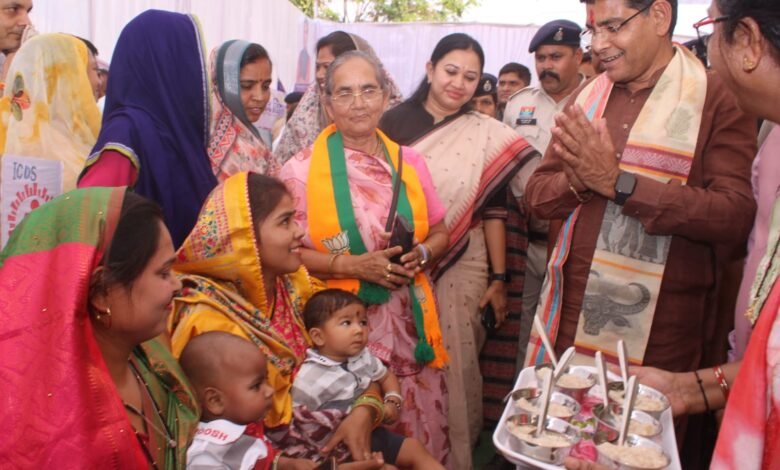 सुशासन तिहार: मंत्री टंकराम वर्मा ने झुमका में ग्रामीणों को बांटी खुशियां सुशासन तिहार: मंत्री टंकराम वर्मा ने झुमका में ग्रामीणों को बांटी खुशियां