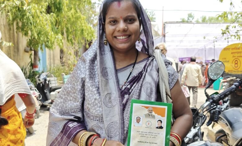 सफलता की कहानी सुनीता जायसवाल को मौके पर मिला राशन कार्ड, चेहरे पर लौटी मुस्कान सफलता की कहानी सुनीता जायसवाल को मौके पर मिला राशन कार्ड, चेहरे पर लौटी मुस्कान