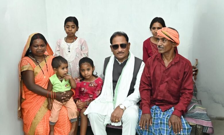 पक्के घर का सपना हुआ साकार : मुख्यमंत्री श्री विष्णु देव साय ने लेमरू में हितग्राही धरम सिंह के नए आवास में कराया गृह प्रवेश पक्के घर का सपना हुआ साकार : मुख्यमंत्री श्री विष्णु देव साय ने लेमरू में हितग्राही धरम सिंह के नए आवास में कराया गृह प्रवेश