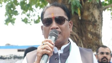 पीपल के पेड़ तले खाट पर बैठकर ग्रामीणों से किया सीधा संवाद: समस्याएं सुनीं और मौके पर दिए समाधान के निर्देश