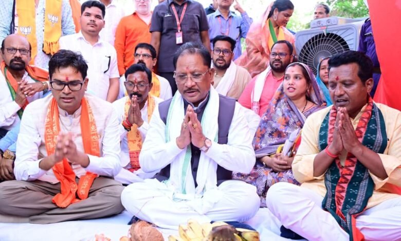 लेमरू पहुंचे मुख्यमंत्री, चौपाल लगाकर सुनी ग्रामीणों की समस्याएं लेमरू पहुंचे मुख्यमंत्री, चौपाल लगाकर सुनी ग्रामीणों की समस्याएं